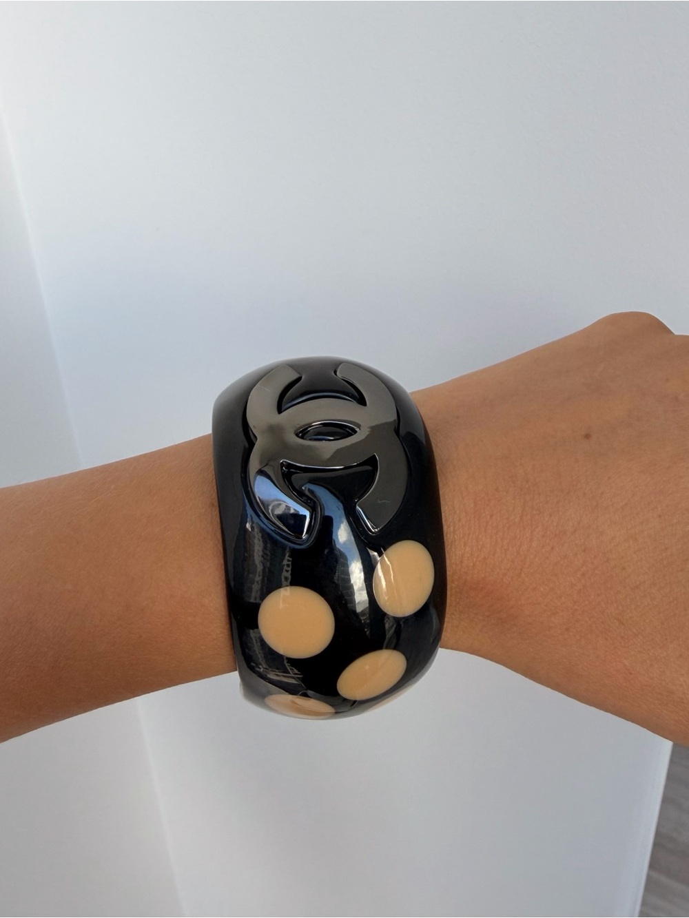 ✨CHANEL Black Resin Cuff with Beige Polka Dots🖤 - Picture 3 of 12